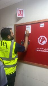 احد فنيين شركه الانجاز الواسع اثناء عمليه توريد وتركيب كاشفات الدخان